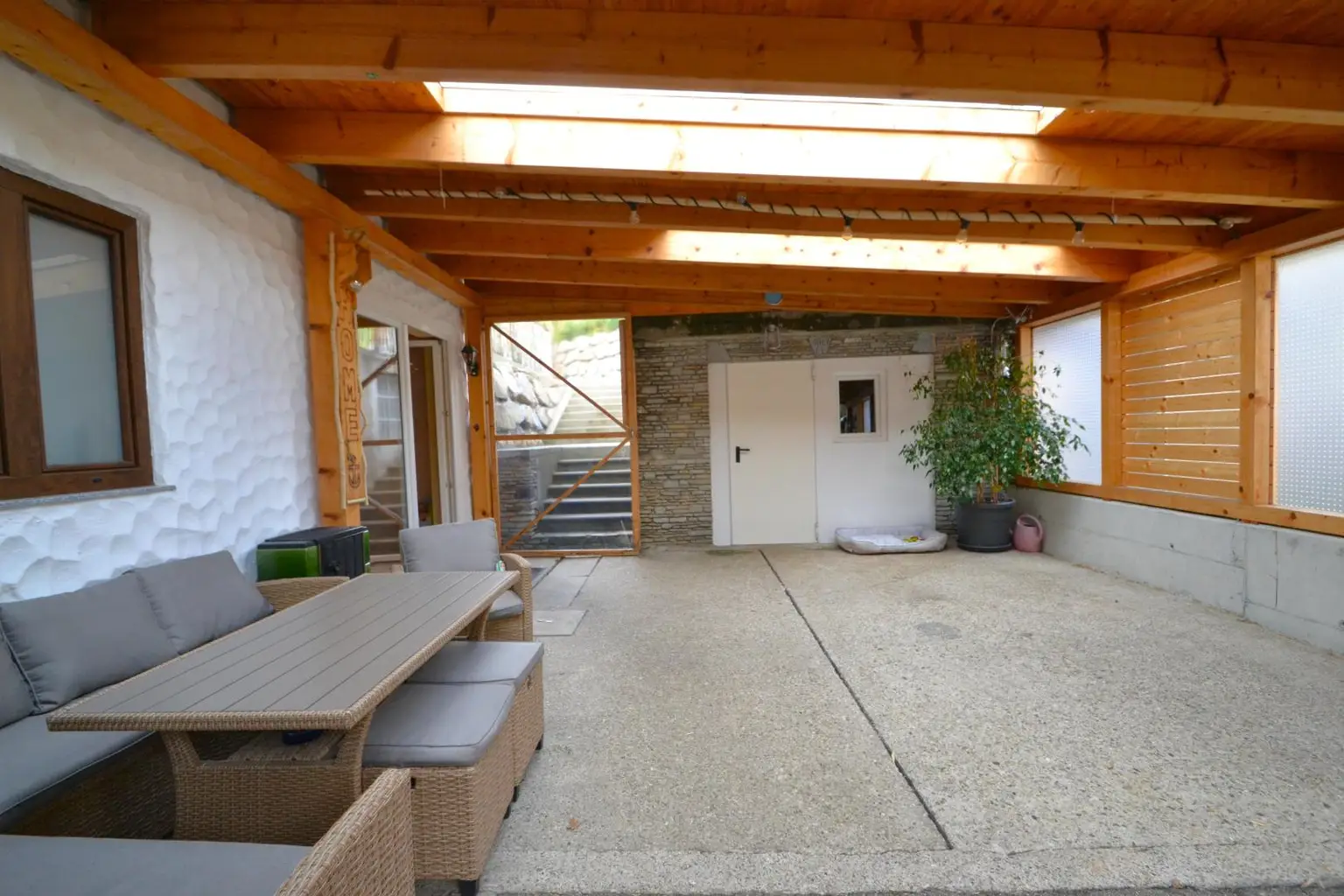 Schmuckes Haus mit Garten und Pool in Grünruhelage