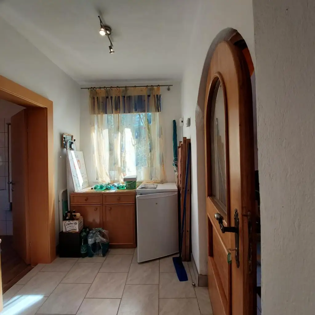 Haus mit zwei getrennten Wohneinheiten in ruhiger Lage