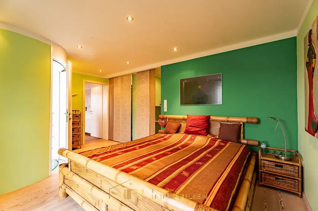 Stilvolles Wohnen im Grünen – Maisonette mit Aussicht & Biotop in Toplage