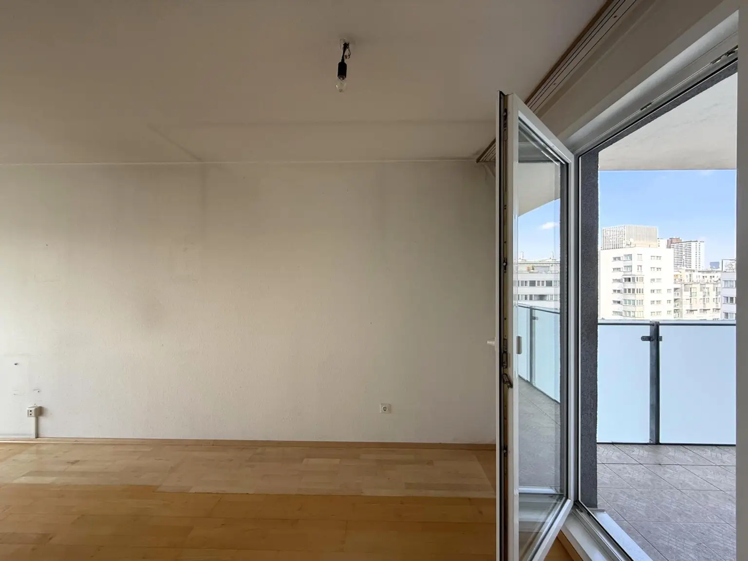Eine helle, renovierungsbedürftige 3-Zimmer Wohnung // A bright 3-room apartment in need of renovation //