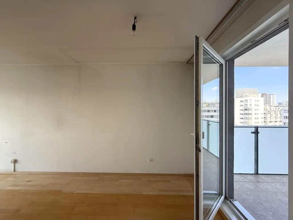 Eine helle, renovierungsbedürftige 3-Zimmer Wohnung // A bright 3-room apartment in need of renovation //