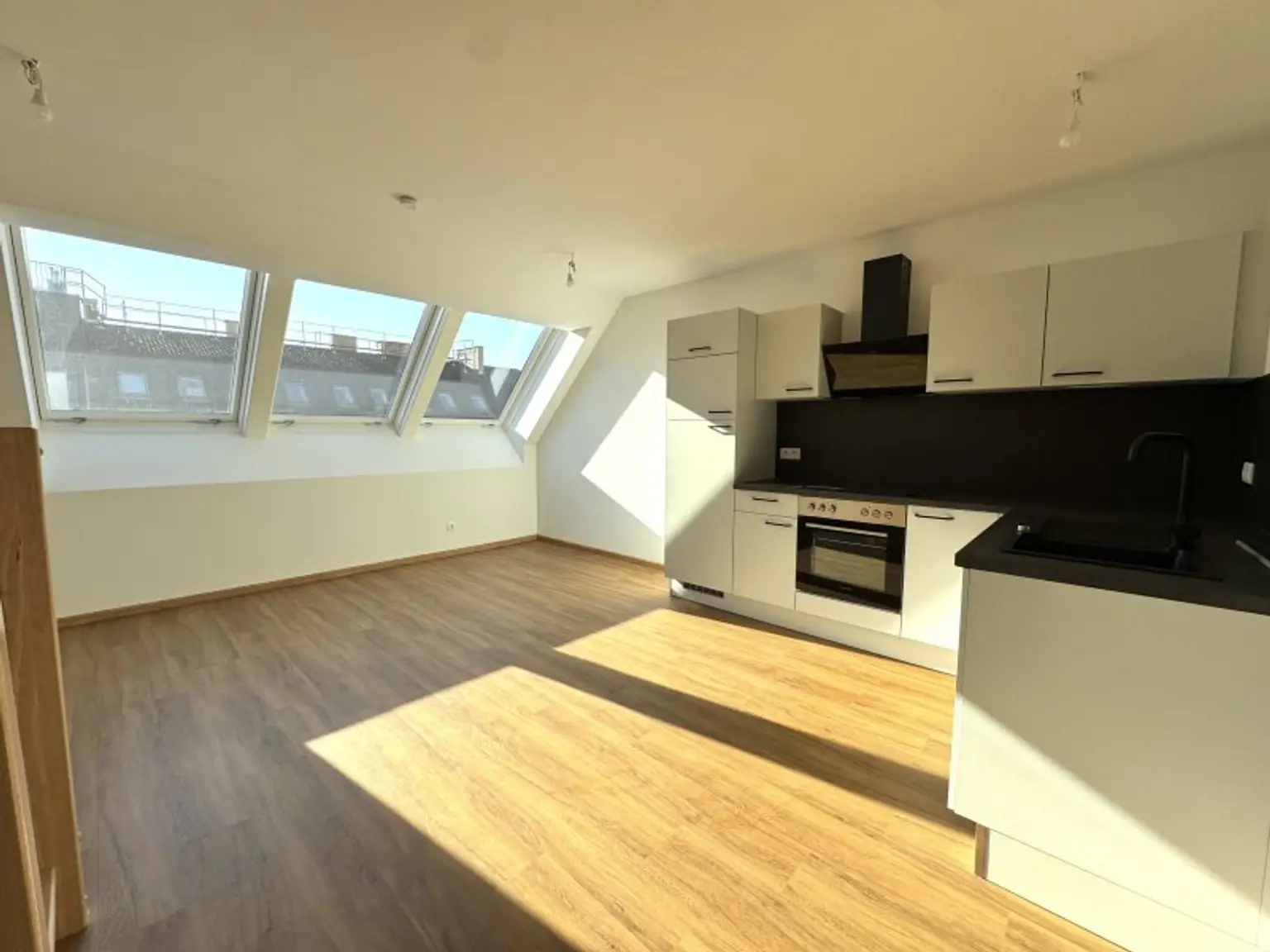 2 Zimmer DG Wohnung mit separatem Arbeitsbereich - großzügige Terrasse & Klimaanlage - Erstbezug - UNBEFRISTETE Mietdauer