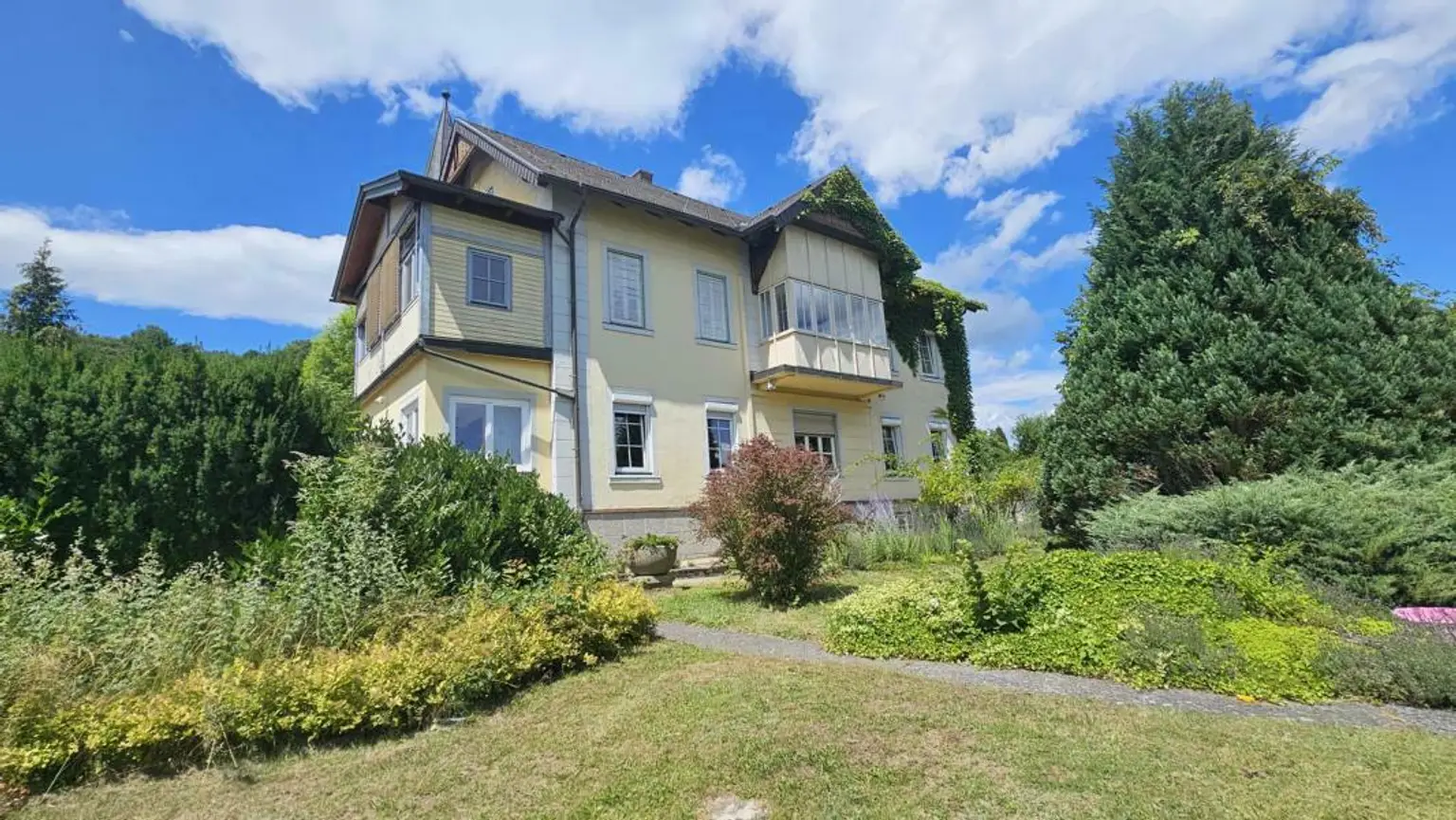 **Villa mit Türmchen in bester Lage  ** 2 Wohneinheiten ** parkähnlicher Garten **2 Parzellen **