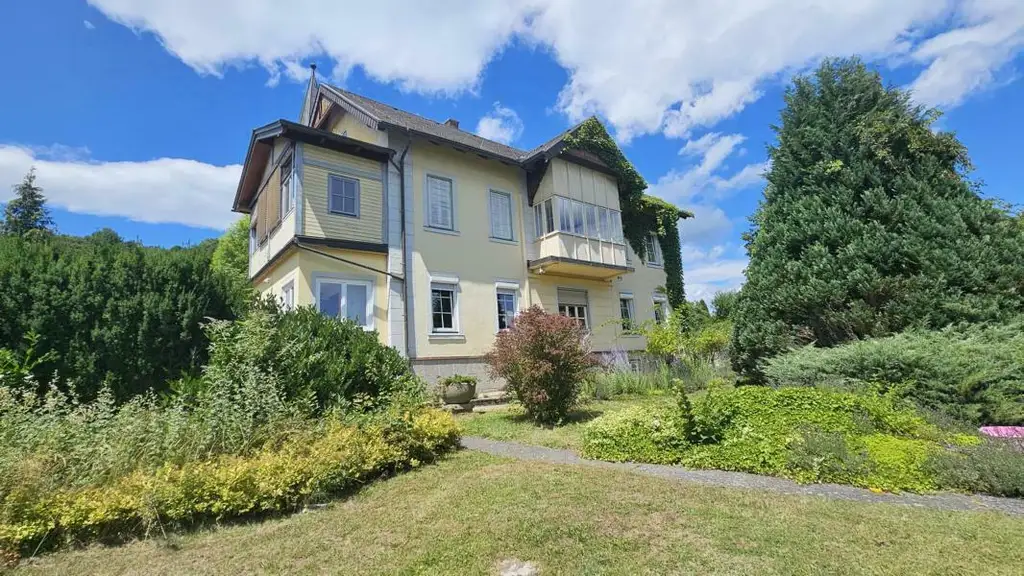 **Villa mit Türmchen in bester Lage  ** 2 Wohneinheiten ** parkähnlicher Garten **2 Parzellen **