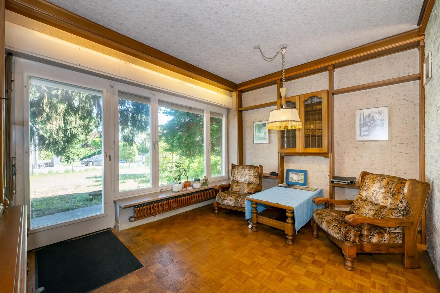 Wohnzimmer mit Zugang Terrasse EG