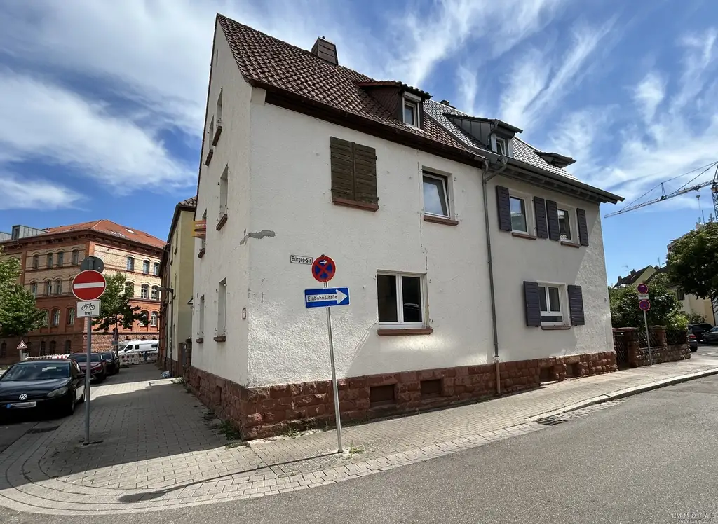 Renovierungsbedürftige Doppelhaushälfte mit Hof