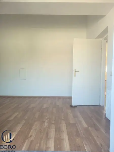"Diese 5 Zimmer-Altbauwohnung mit sonniger Terrasse wartet genau auf SIE"