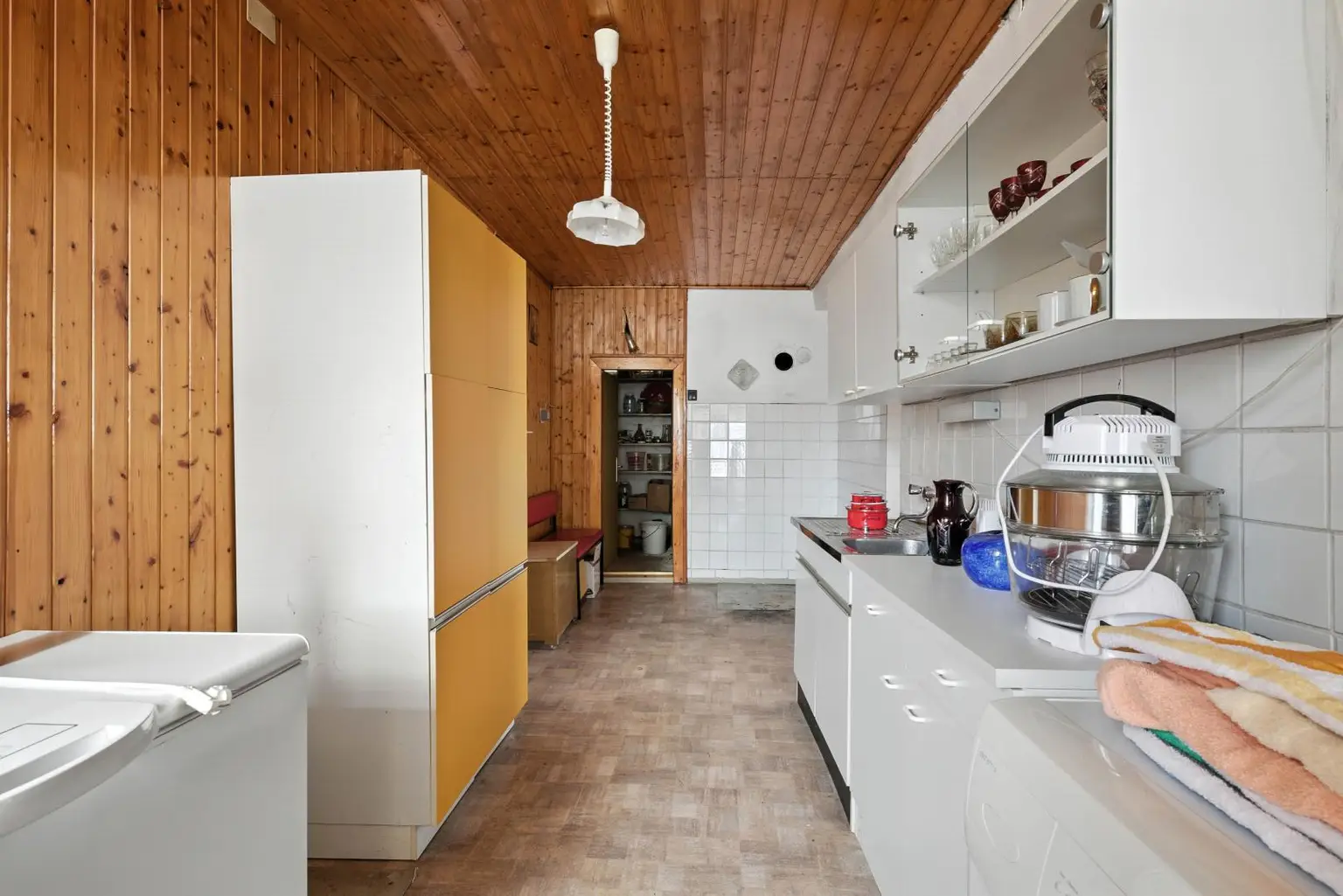 Renovierungsbedürftige Liegenschaft mit zwei Wohneinheiten, Nebengebäuden & Garage!