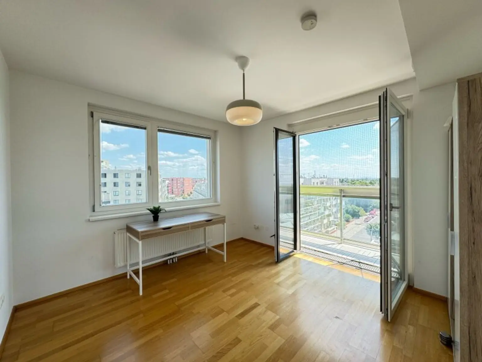 OPEN HOUSE-Besichtigung mit Einzelterminen, am Samstag, den 09.08.2025, ab 10:00 Uhr! Möblierte Vierzimmerwohnung mit großzügiger Loggia,Fernblick inkl. Garagenplatz im Herzen von Stadlau