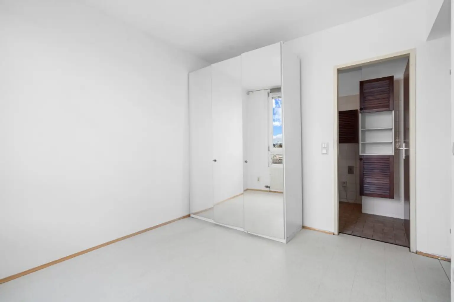 Helle 2-Zimmerwohnung in 1110 Wien, mit kleiner Loggia und perfekter Öffi Anbindung!