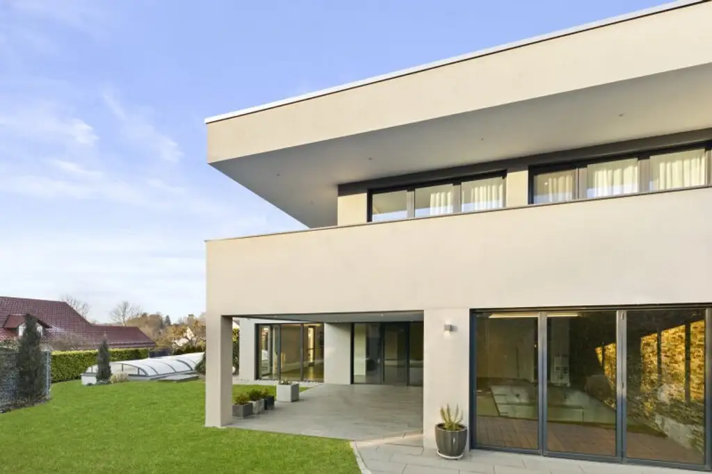 Exklusive Villa mit Indoor- & Outdoor-Pool, Smart-Home-Ausstattung und durchdachtem Raumkonzept