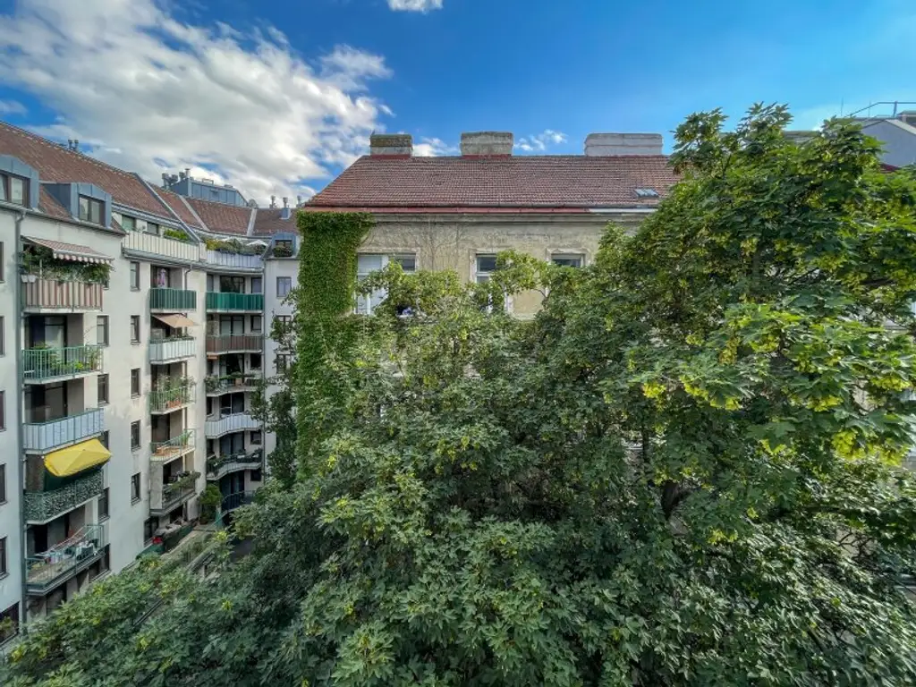 KOMPLETT HOFSEITIG: helle Stilaltbauwohnung mit separater Küche