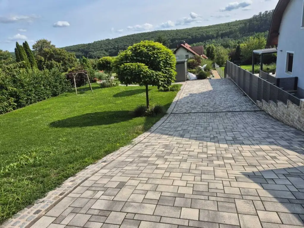 Sonniges Traumgrundstück mit PRIVATEM SCHWIMMTEICH und BAUPOTENZIAL