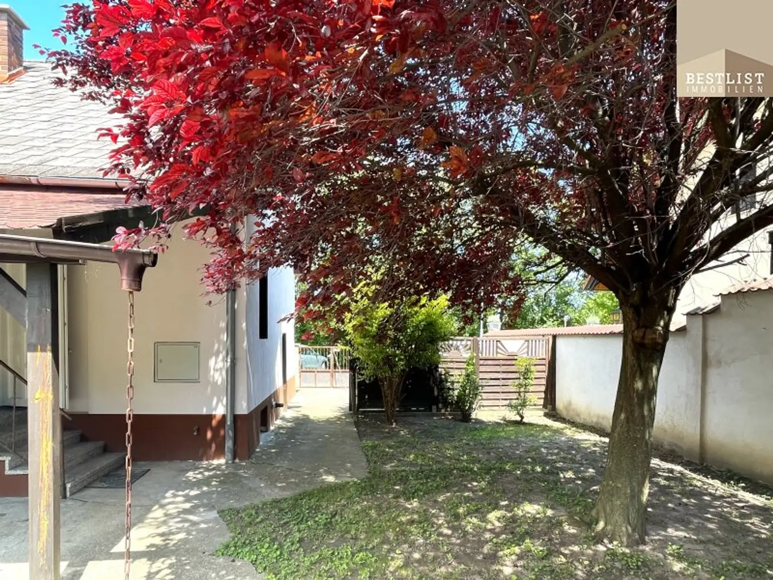 Kleines ausbaufähiges Haus mit uneinsichtigem großem Garten