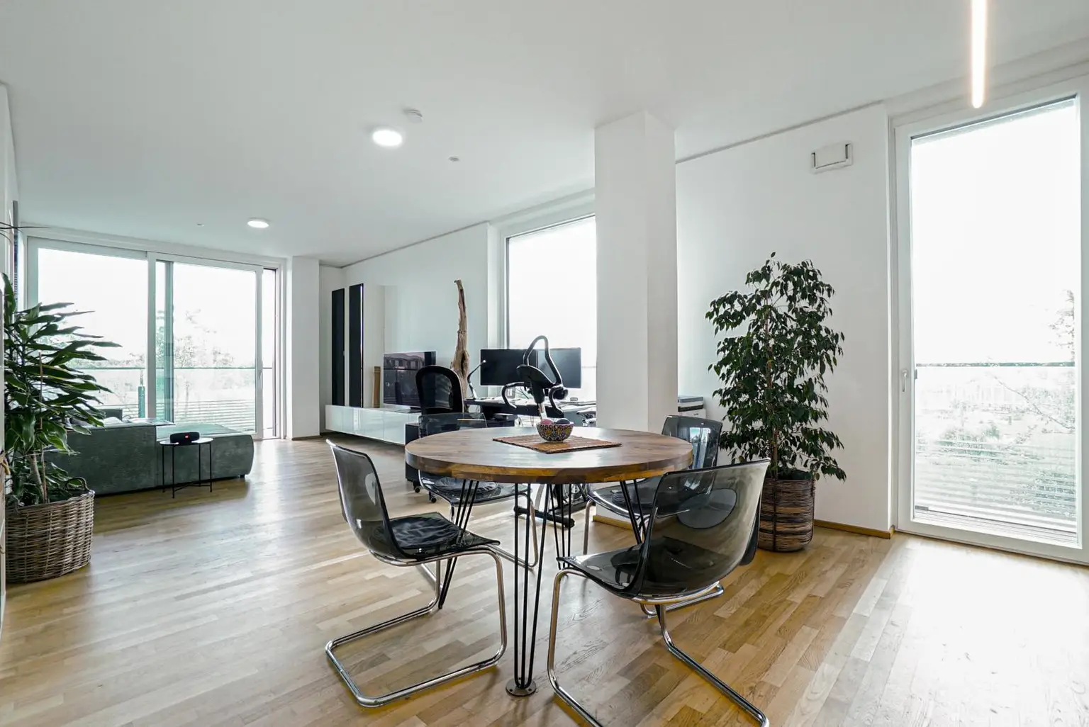 2 Zimmer + Balkon im TRIIIPLE! VIDEOBESICHTIGUNG!