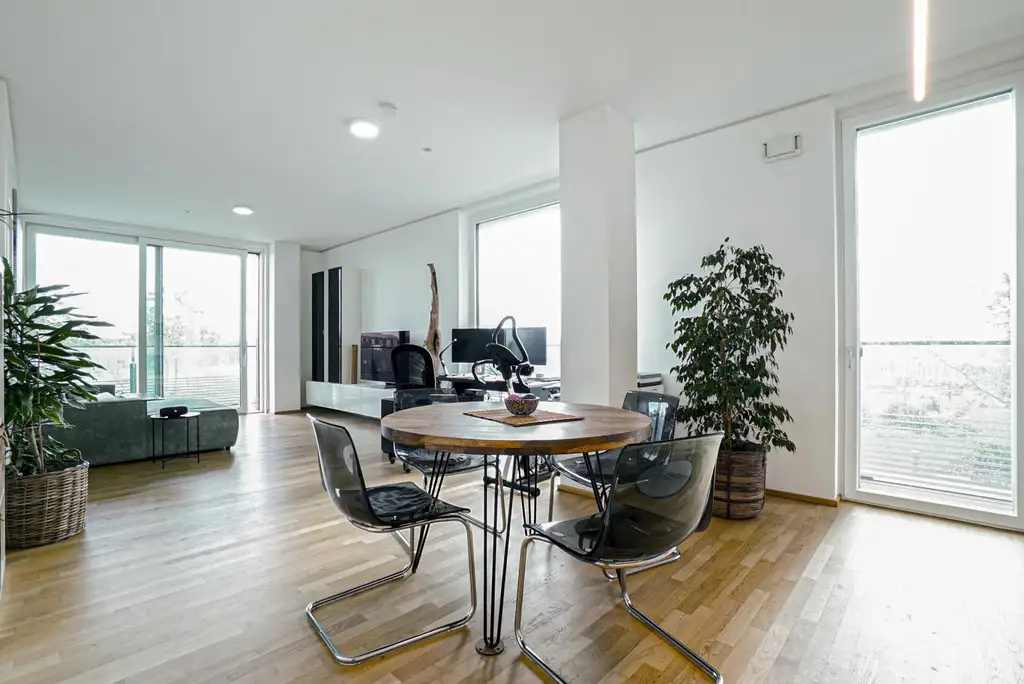 2 Zimmer + Balkon im TRIIIPLE! VIDEOBESICHTIGUNG!
