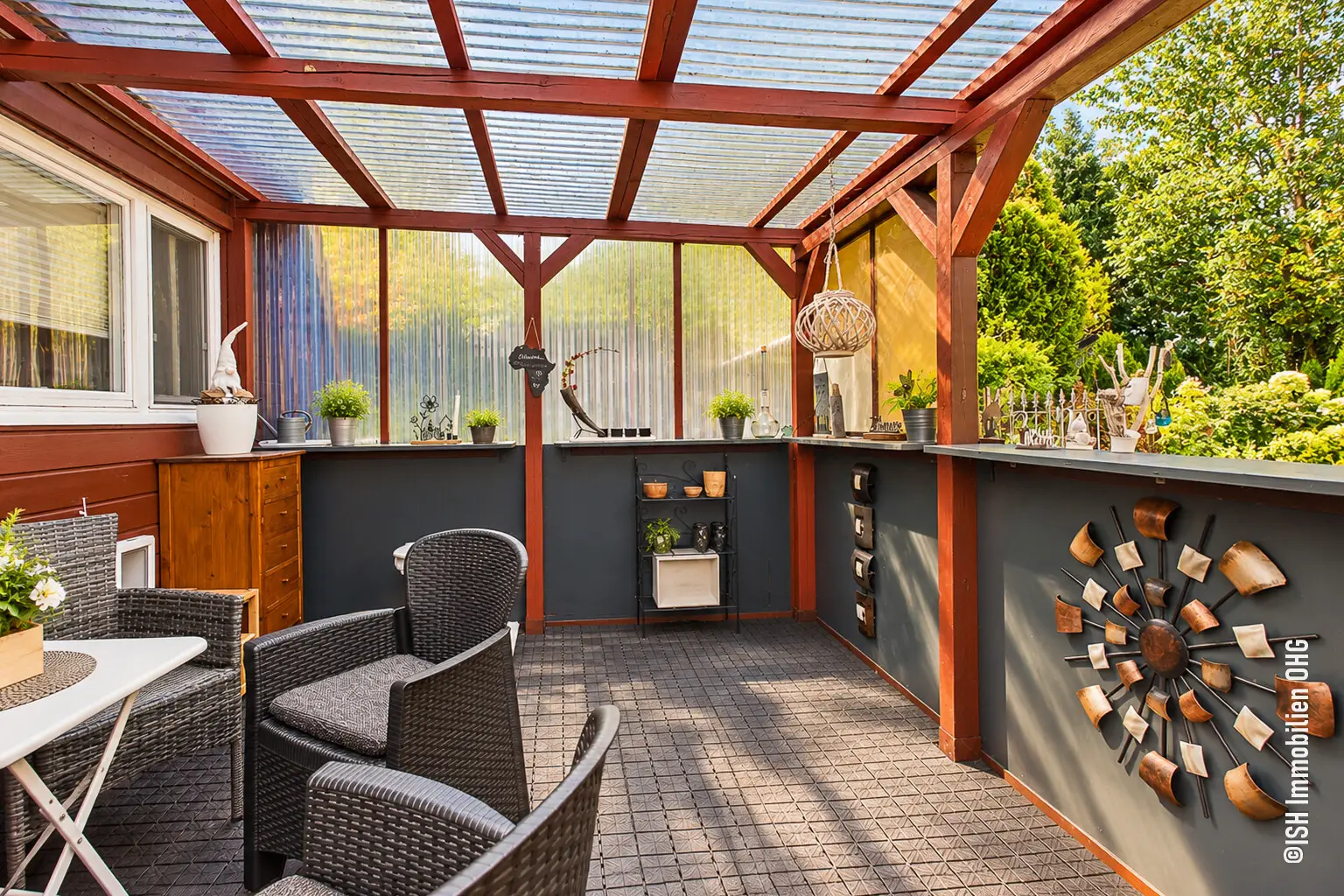 überdachte Terrasse hinterm Haus