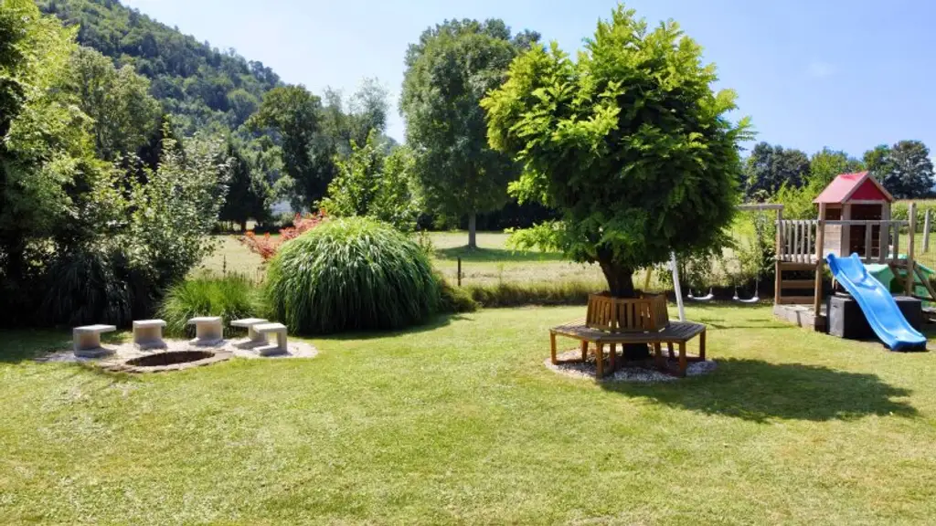 Entzückendes Einfamilienhaus mit großem Garten | 4 Zimmer | Terrasse und Balkon | Kamin