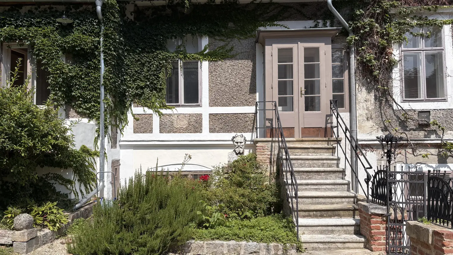 Wo Geschichte lebendig wird - Romantische Villa mit Park