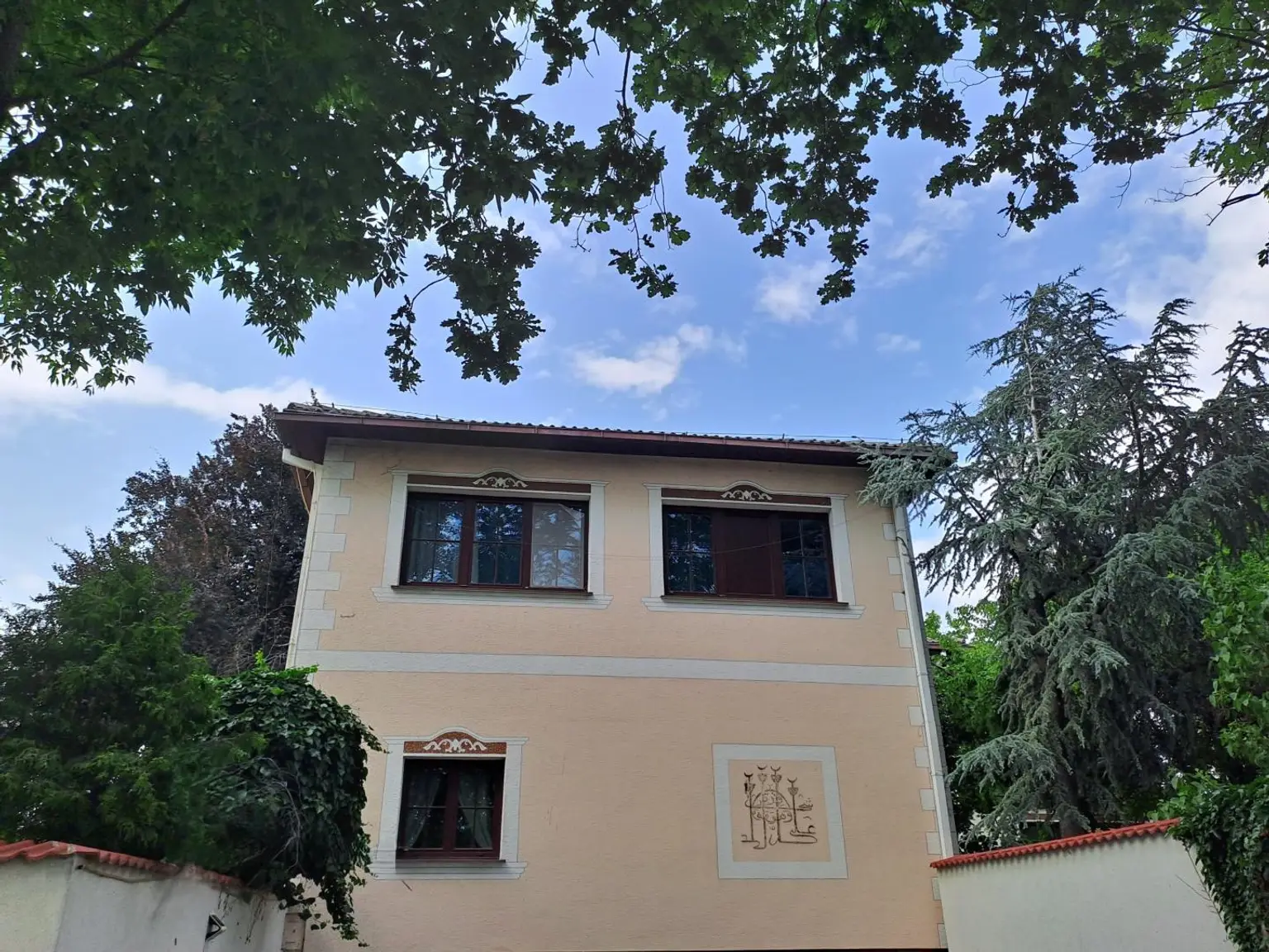 GROSSER EBENER GARTEN MIT TEILSANIERTEM HAUS MIT 2 WOHNEINEINHEITEN NAHE WIEN