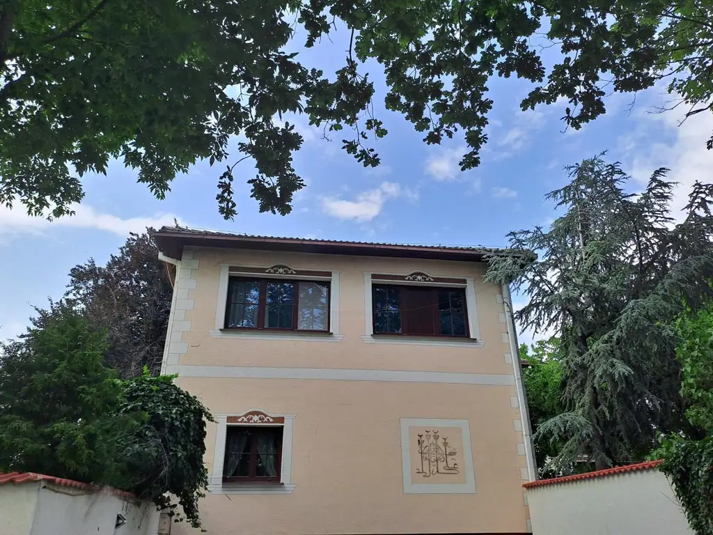 GROSSER EBENER GARTEN MIT TEILSANIERTEM HAUS MIT 2 WOHNEINEINHEITEN NAHE WIEN