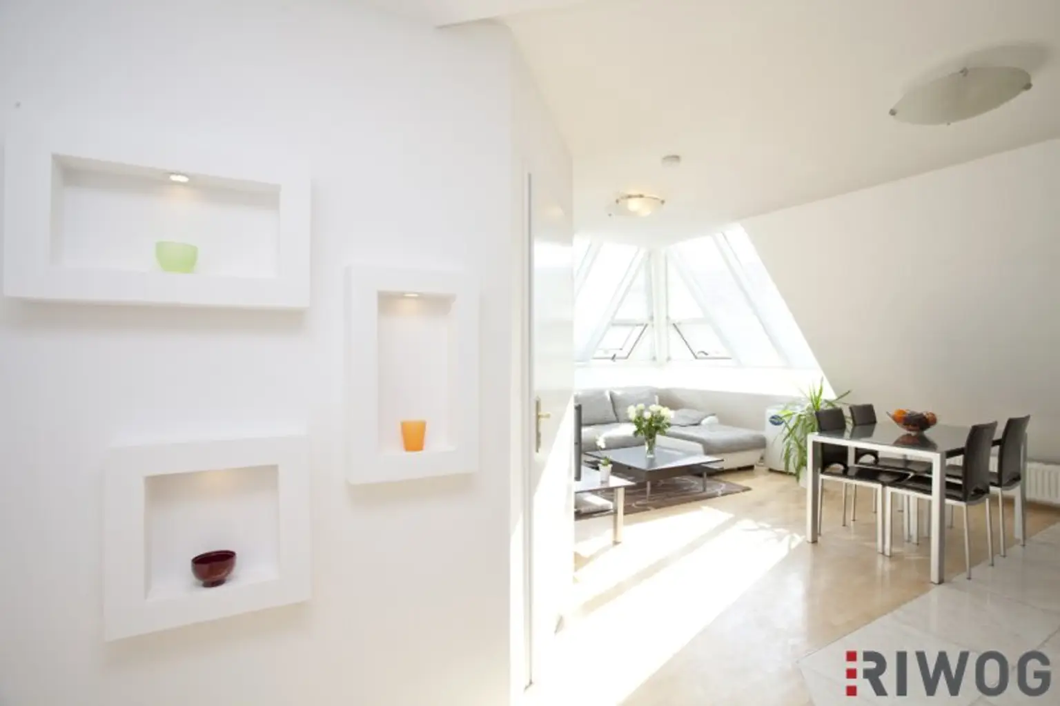 vollmöblierte Dachgeschosswohnung im Altbau *** 3 Gehminuten zum AKH Wien bzw zur Alser Straße