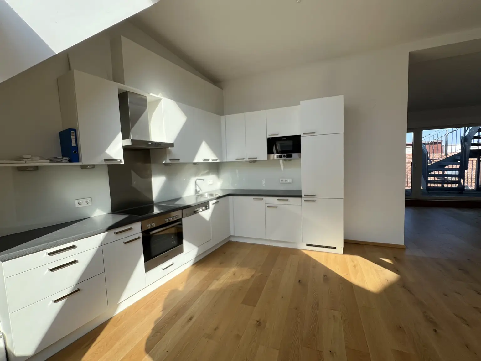 UNBEFRISTET: Attraktive, klimatisierte Dachgeschoss-Wohnung mit Balkonen und Dachterrasse und einmaligem Blick über Dächer Wiens