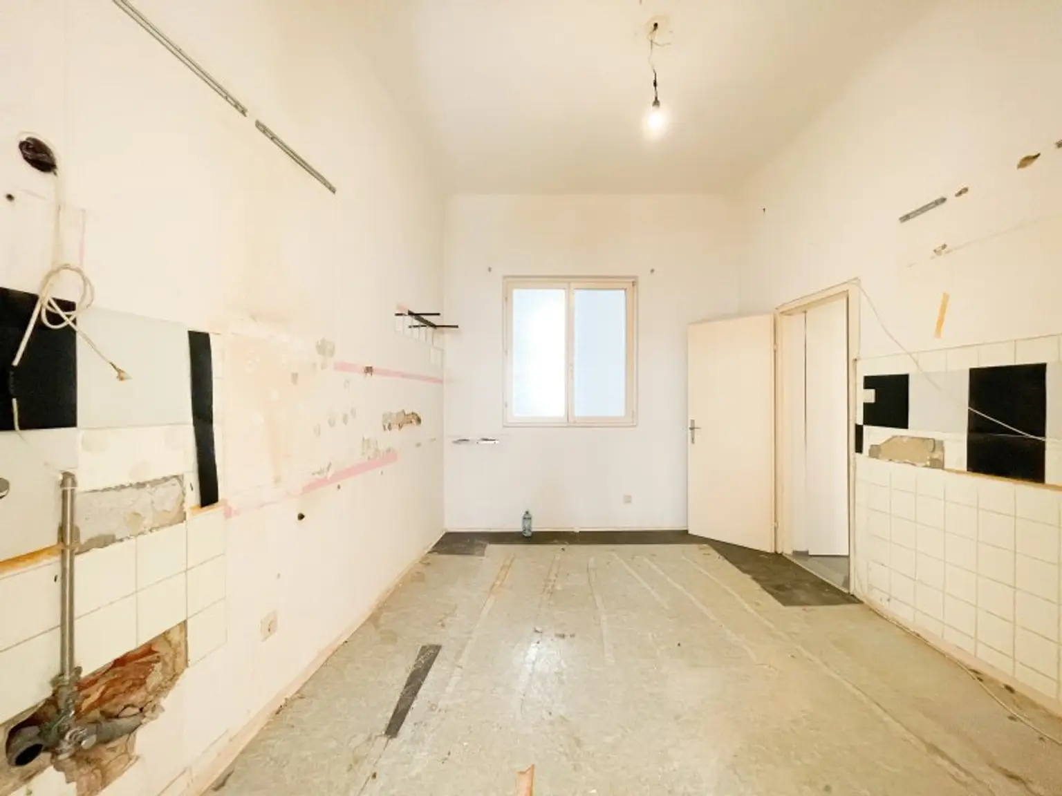 NÄHE AUGARTEN: 2,5-Zimmer-Altbauwohnung mit großem Gestaltungspotenzial beim Wallensteinplatz