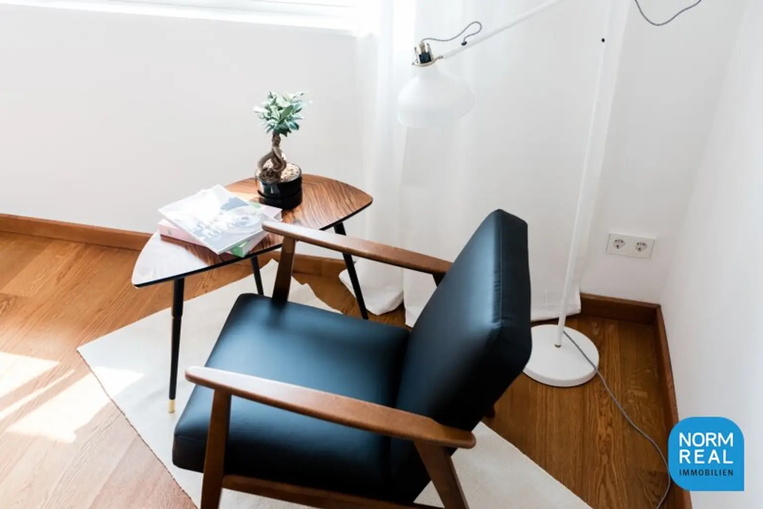 Komplett möblierte Dachgeschosswohnung mit Terrasse