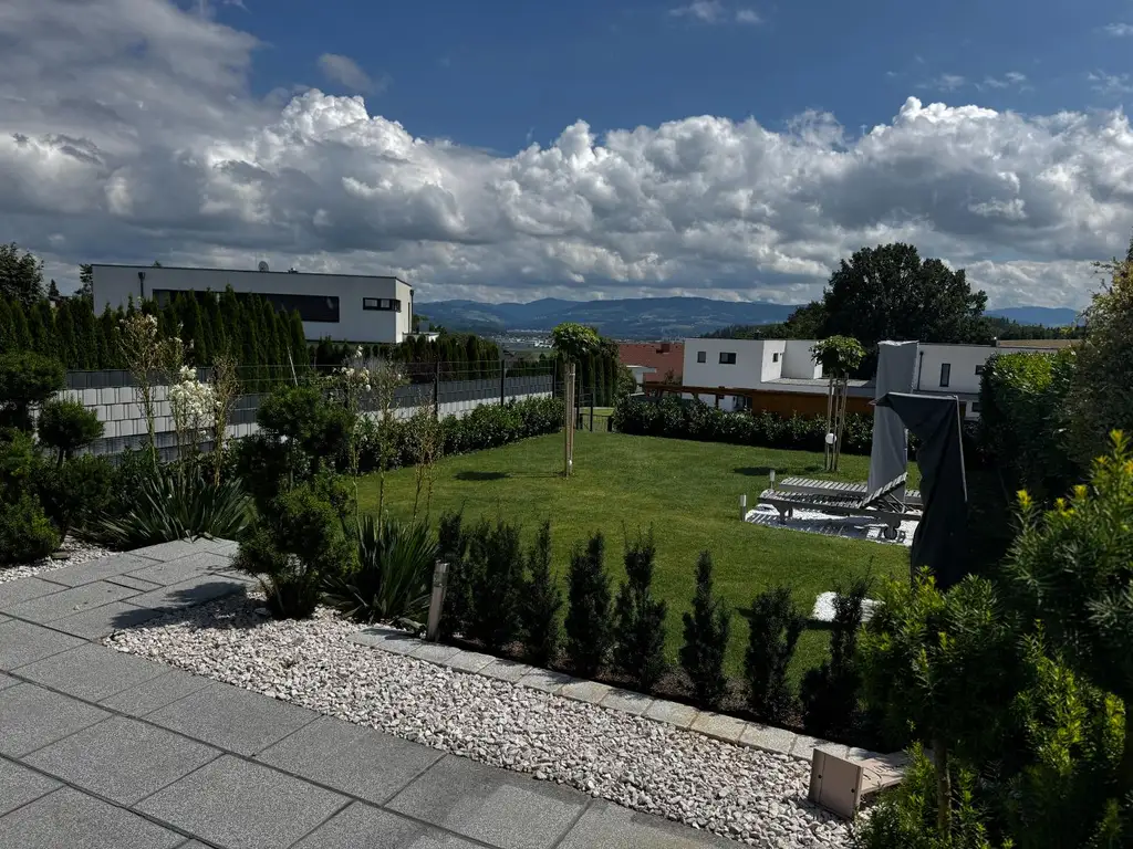 Neue Gartengestaltung!! Doppelhaushälfte mit tollem Ausblick ins Gebirge