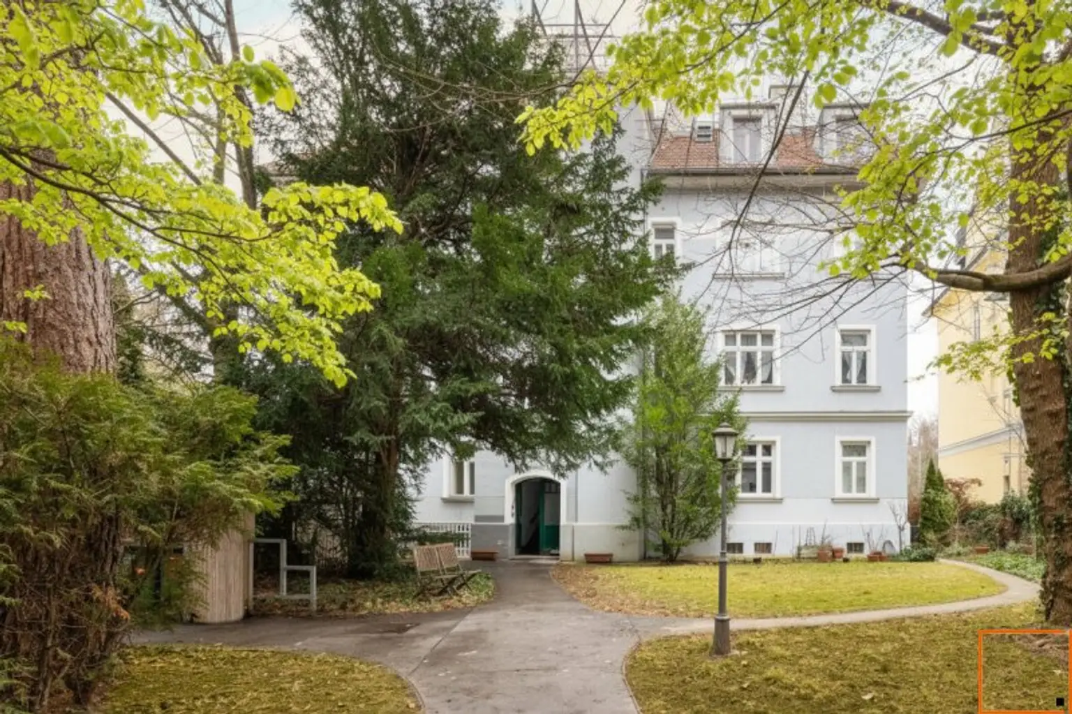 Familiendomizil: Penthouse mit Ateliercharakter, großen Terrassen und Grünblick