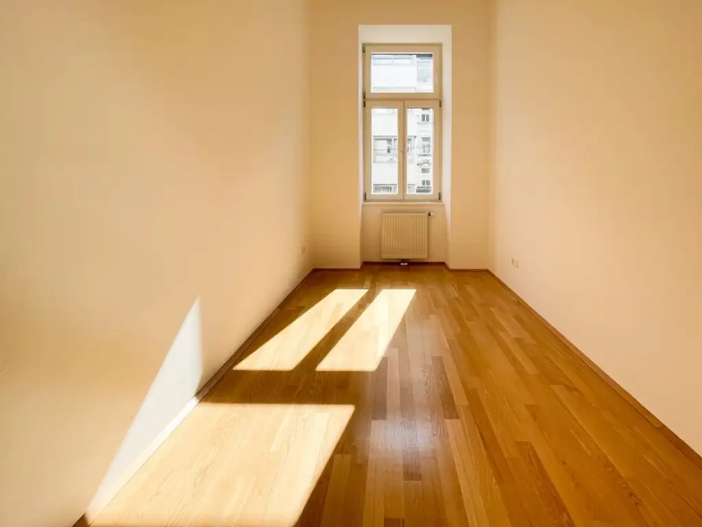 ALTBAUWOHNUNG MIT HOFSEITIGEM BALKON: 3 Zimmer inkl. Küche