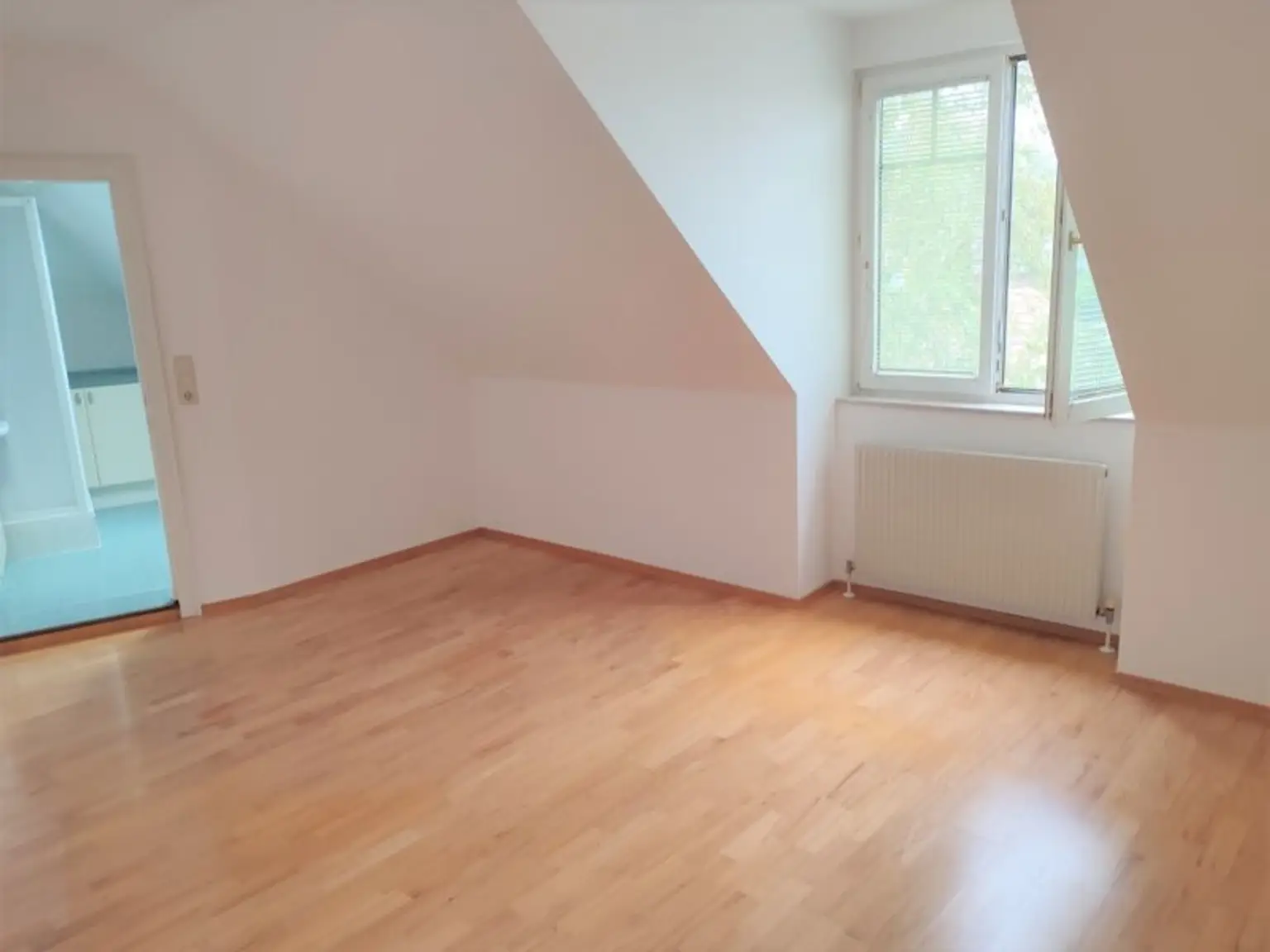 Schlafzimmer mit Zugang zu Bad