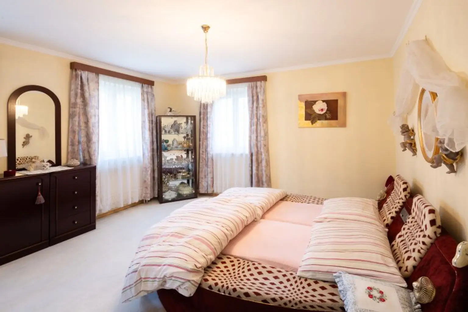 Großes Schlafzimmer im Obergeschoss