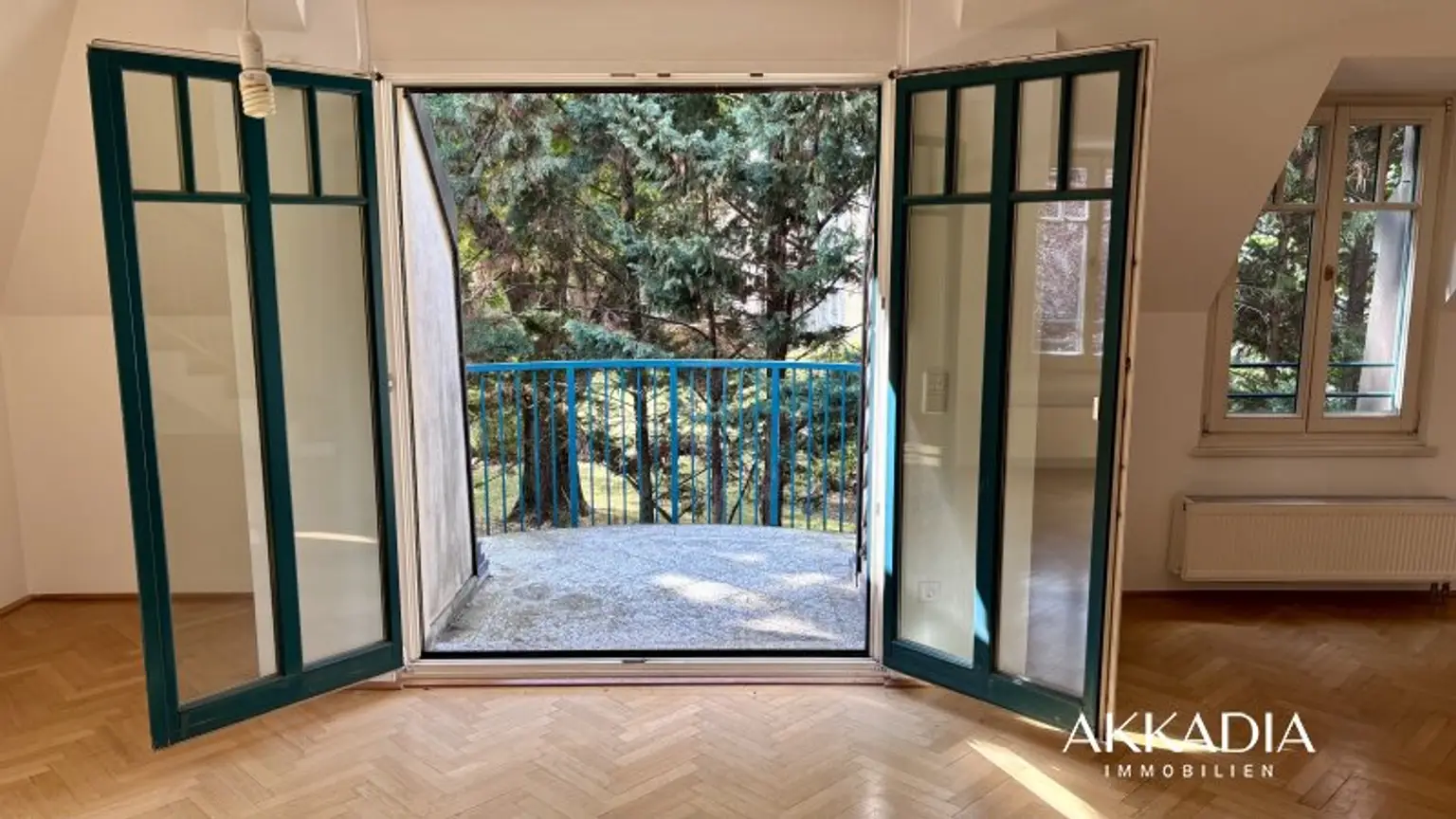 Elegante Dachgeschosswohnung mit Gartenblick, Terrassen und Garage