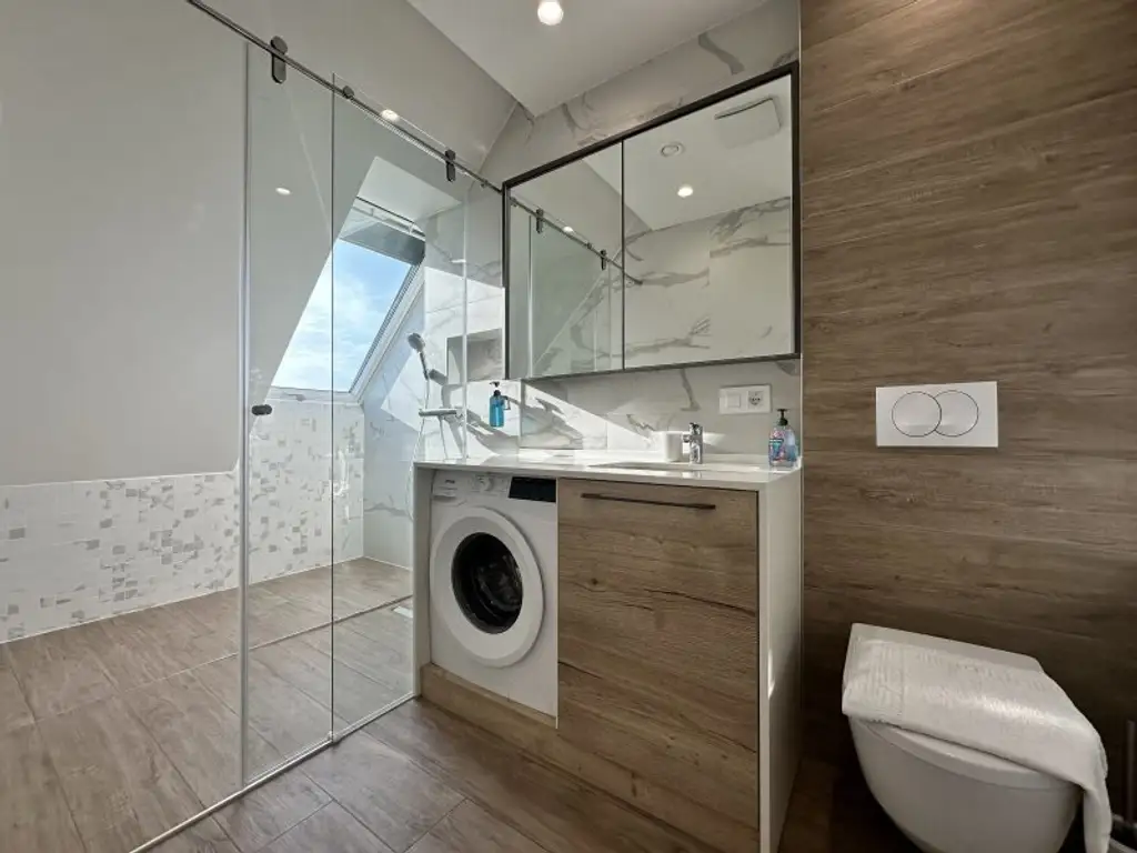 MÖBLIERTE WOHNUNG MIT BALKON - MODERNSTE AUSSTATTUNG