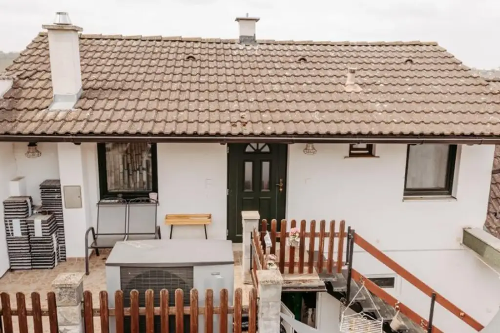 Gepflegtes, neu revitalisiertes  und liebevoll erhaltenes Landhaus. Natur, Sonne, Ruhe,  Seelenheil.