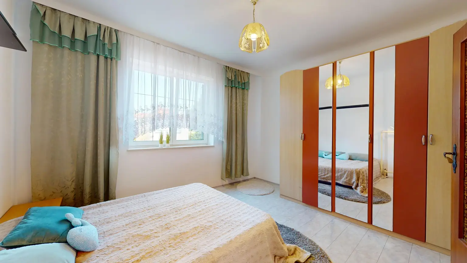 Familienhaus in U-Bahn - Nähe mit Nebengebäude/Büro/Lager auf Eckgrund in Aspern