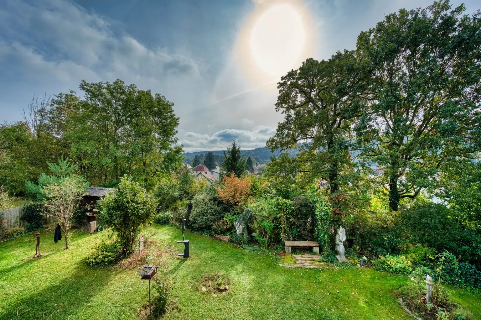 Sie brauchen viel Platz? Wir haben die Lösung. Sanierungsbedürftiges Architektenhaus in bester Lage.
