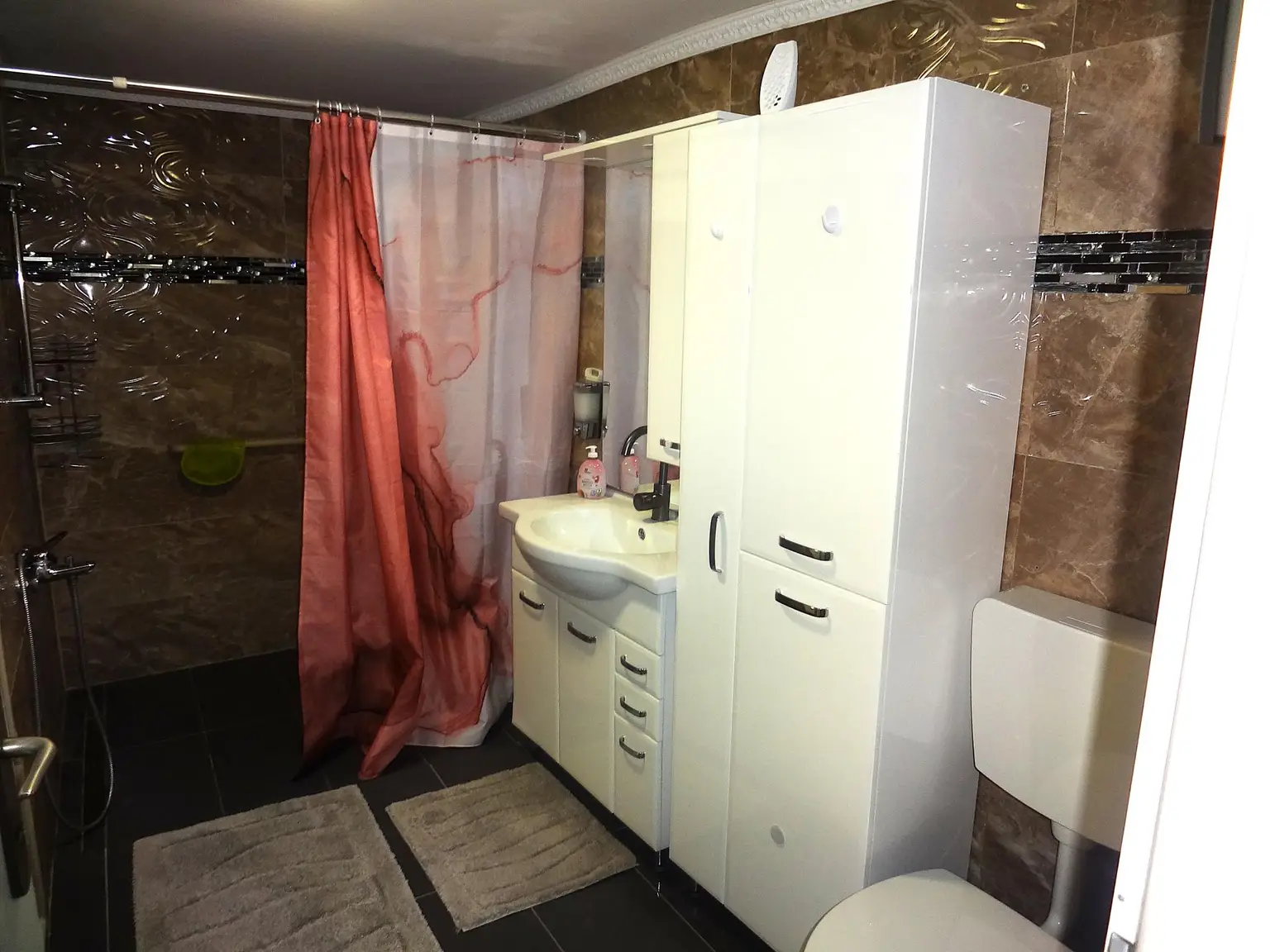 Badezimmer mit Dusche und WC