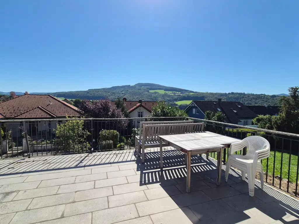 ZWEIFAMILIENHAUS IN ERHÖHTER GRÜNRUHELAGE MIT AUSBLICK