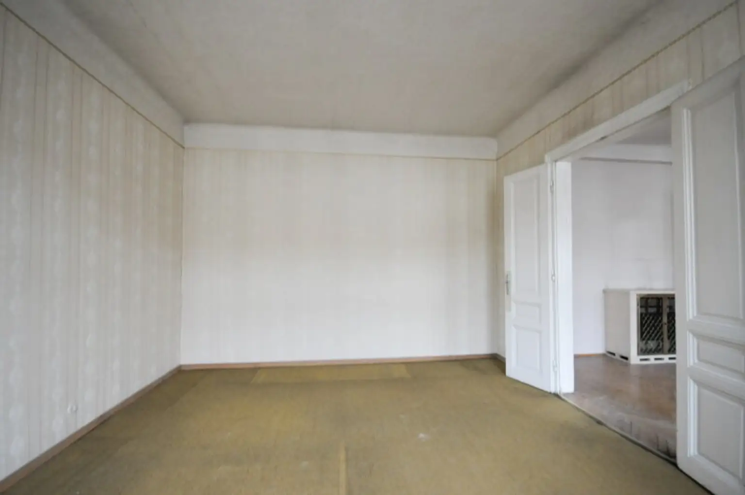 3-ZIMMER-ALTBAU MIT BALKON - SANIERUNGSBEDÜRFTIG IN TOP LAGE!