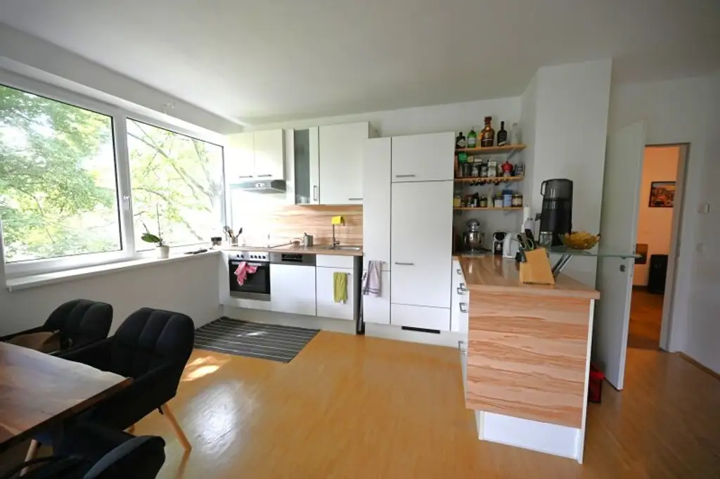 Helle Wohnung mit Balkon in den grünen Innenhof & Tiefgaragenplatz