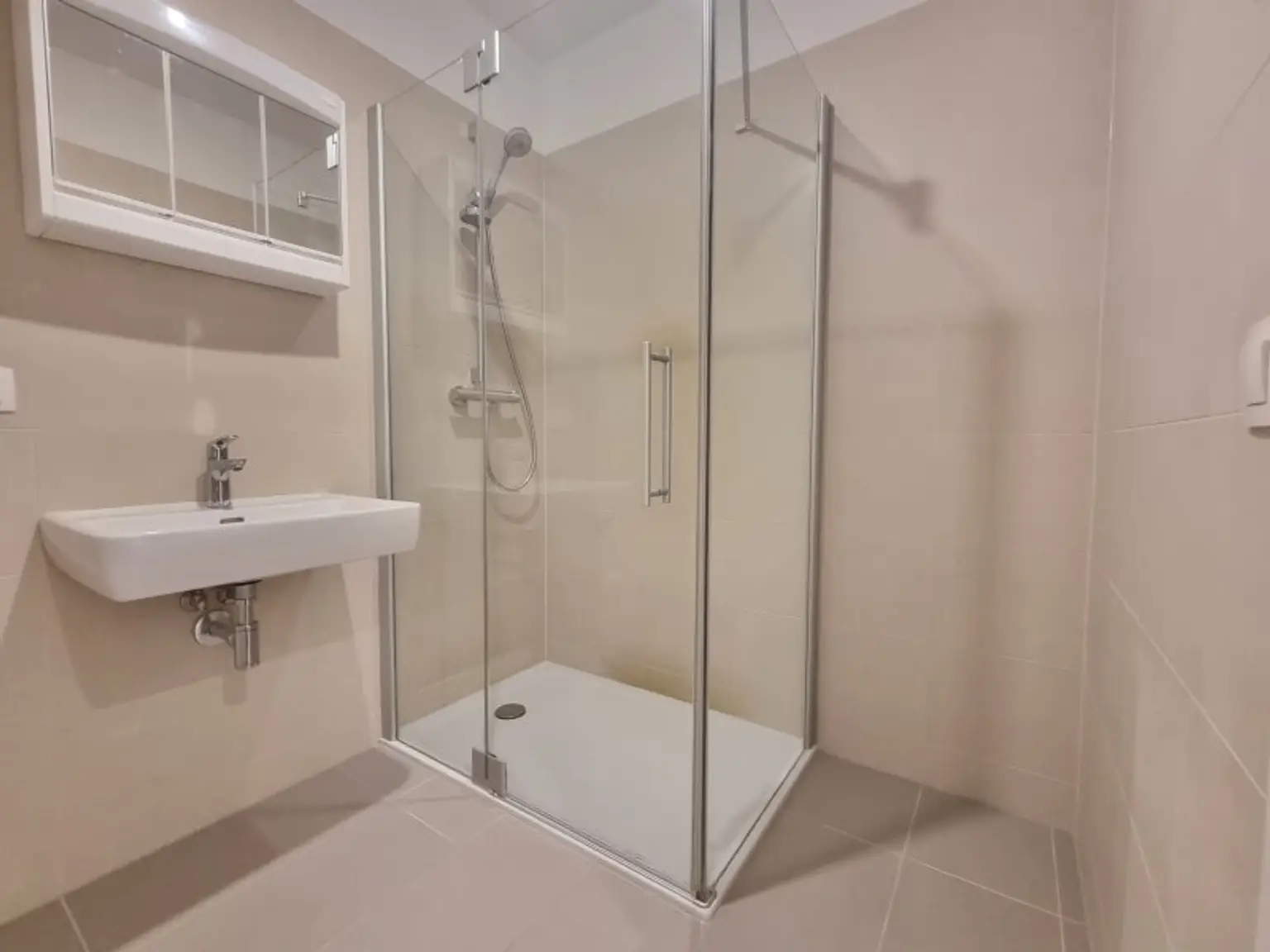 Neuwertige Wohnung mit Südbalkon, DAN-Küche und Freizeitangebot – Nähe U-Bahn