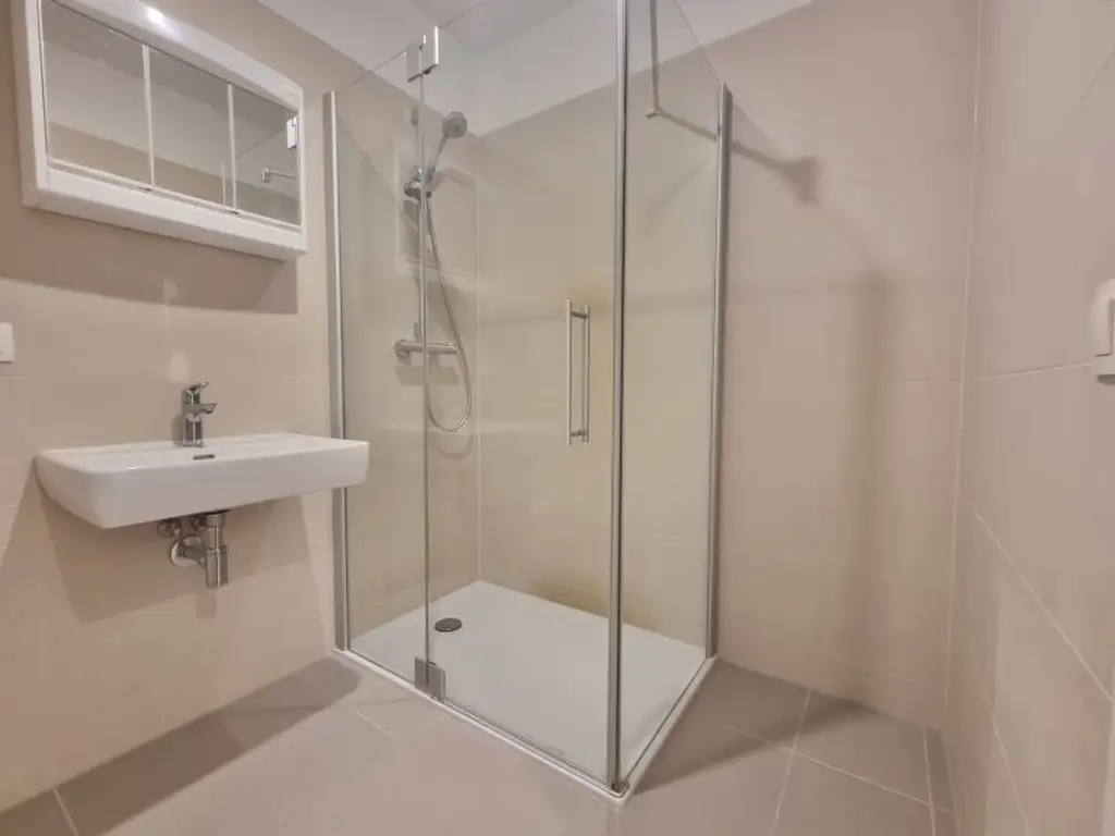 Neuwertige Wohnung mit Südbalkon, DAN-Küche und Freizeitangebot – Nähe U-Bahn