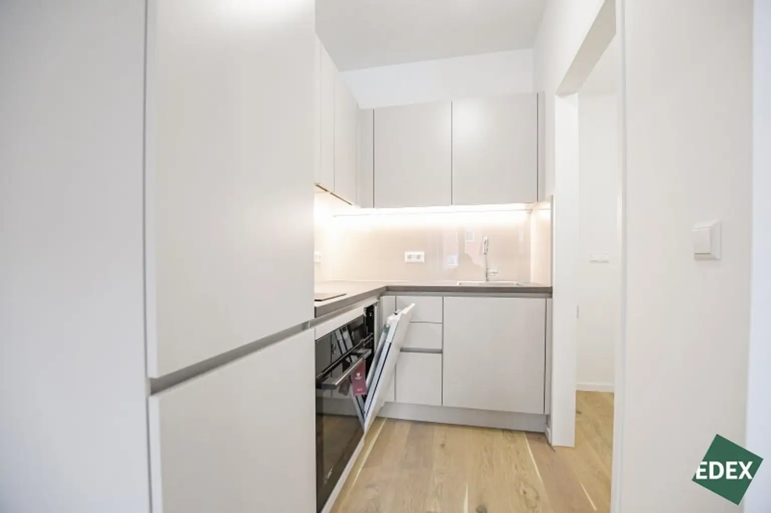 Erstbezug nach Sanierung: Schöne 2 Zimmer-Wohnung mit Loggia und Top-Anbindung