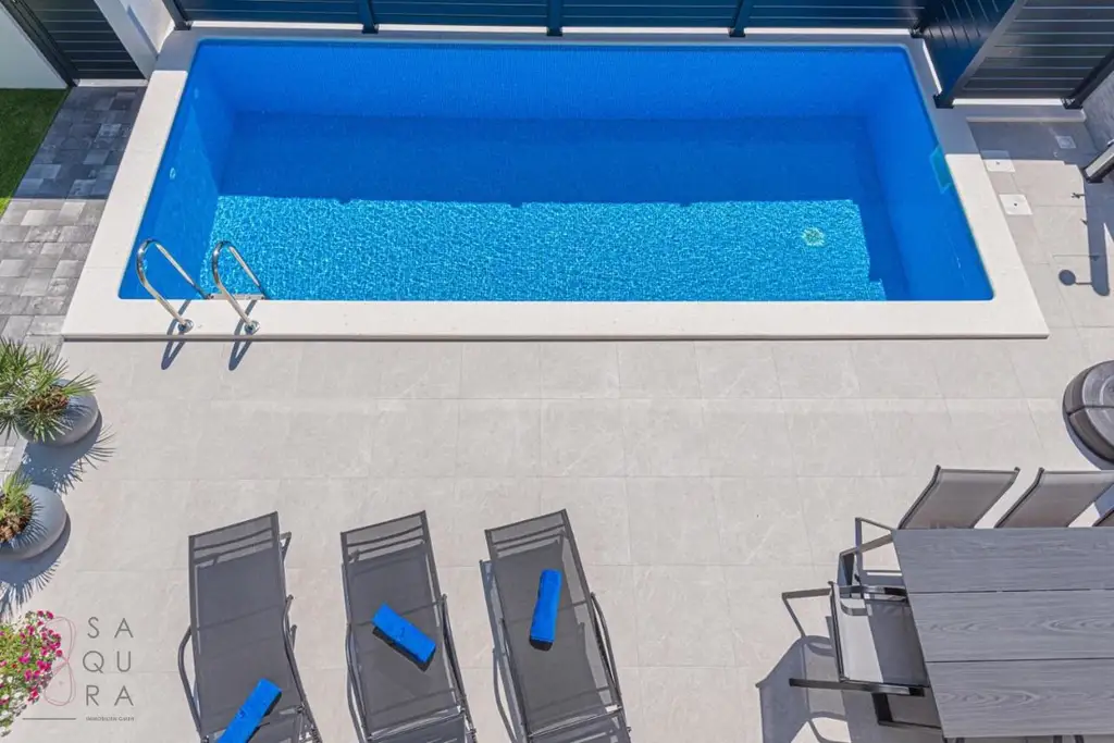 Modernes Wohndomizil mit Stil – Halbvilla mit Pool in Vodice