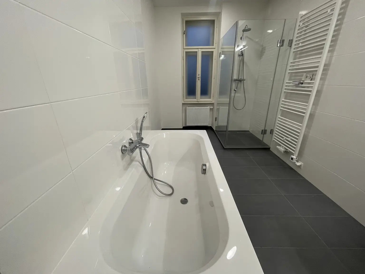 Bezaubernde 3-Zimmer-Wohnung mit kleinen Balkonen und Grünblick