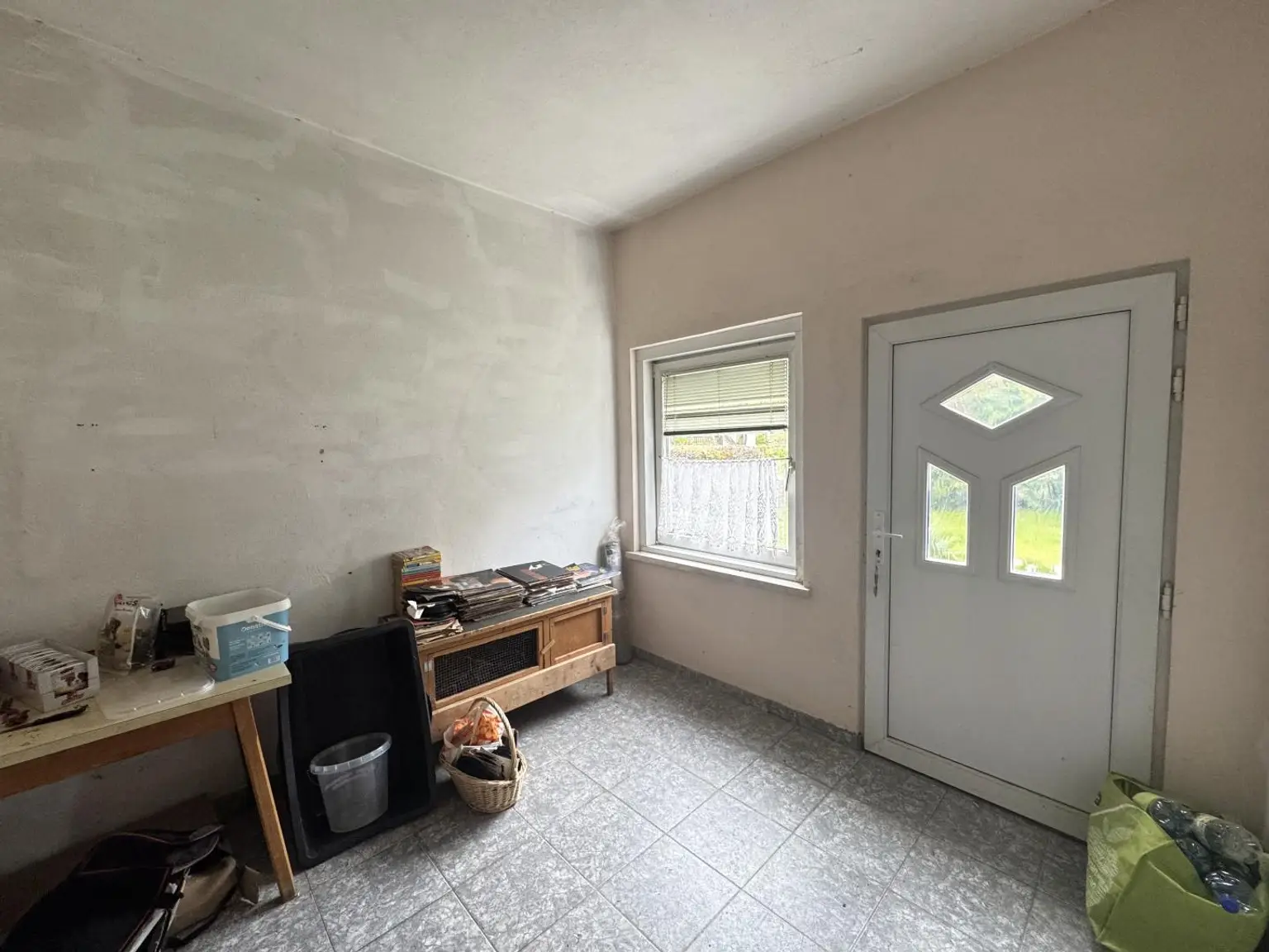 Sanierungsbedürftiges Mehrfamilienhaus mit großem Grundstück und hoher Bebauungsdichte