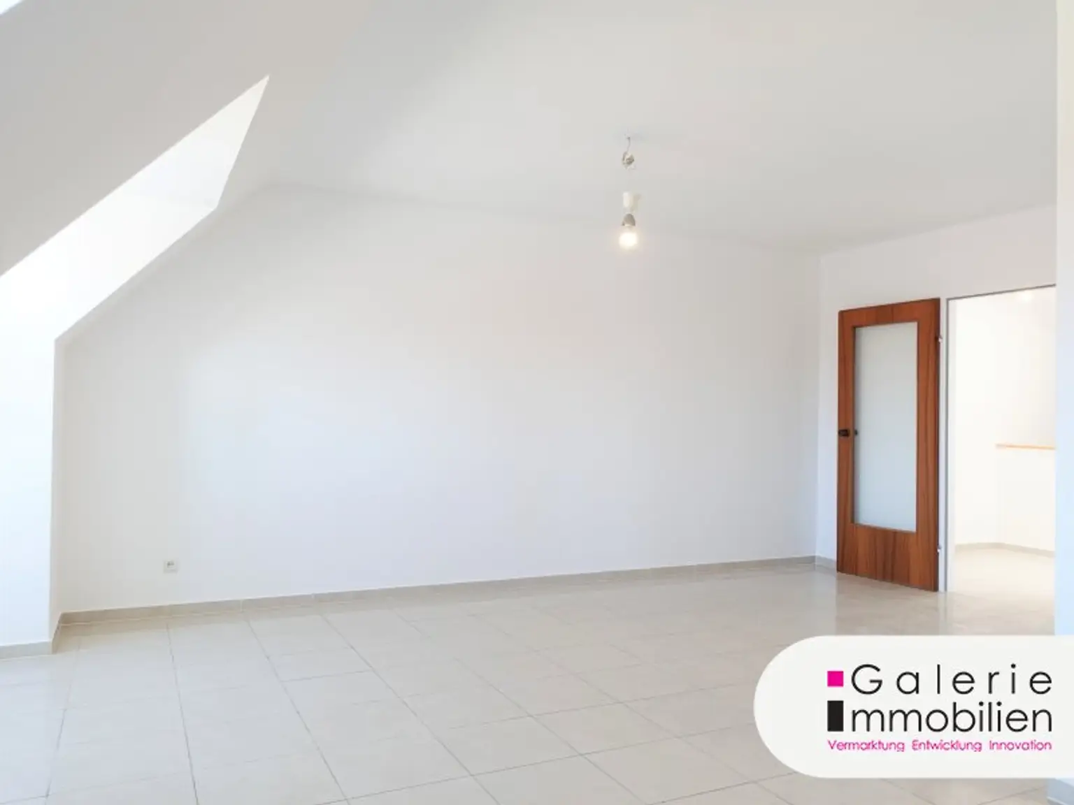 VIDEO: Sehr schöne 4-Zimmer-Maisonette, 3er-WG-geeignet, mit Fernblick und Garage!